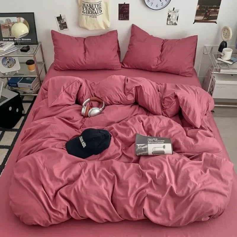 Housse de Couette en coton lavé de couleur Unie, effet froissé naturel, présentés sur un lit Queen dans une chambre épurée aux tons neutres. Décoration Intérieure.