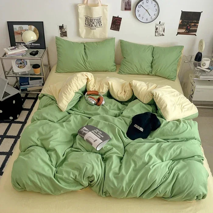 Housse de Couette en coton lavé de couleur vert et jaune, effet froissé naturel, présentés sur un lit Queen dans une chambre épurée aux tons neutres. Décoration Intérieure.