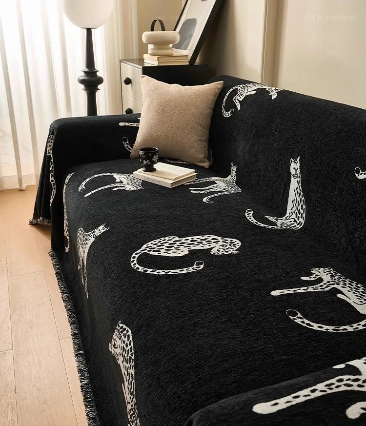 Housse de canapé en chenille à chevrons avec pampilles décoratives, élégante et douce, posée sur un canapé moderne dans un salon chaleureux Décoration intérieure.