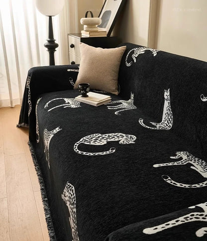 Housse de canapé en chenille à chevrons avec pampilles décoratives, élégante et douce, posée sur un canapé moderne dans un salon chaleureux Décoration intérieure.