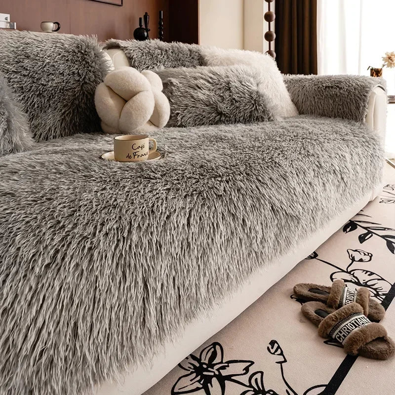Housse de canapé en peluche douce couleur unie, installée sur canapé en L dans un salon moderne. Décoration intérieure