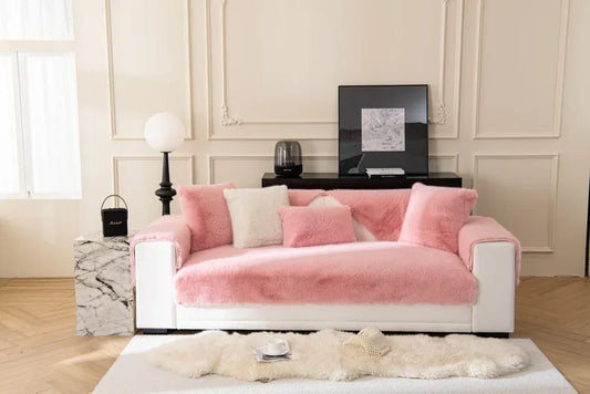 Housse de canapé en peluche douce façon lapin, installée sur un canapé en L dans un salon cosy. Décoration intérieure