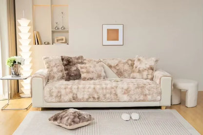 Housse de canapé en peluche épaisse façon lapin, douce et antidérapante, posée sur un canapé moderne dans un salon cosy d’hiver. Décoration intérieure