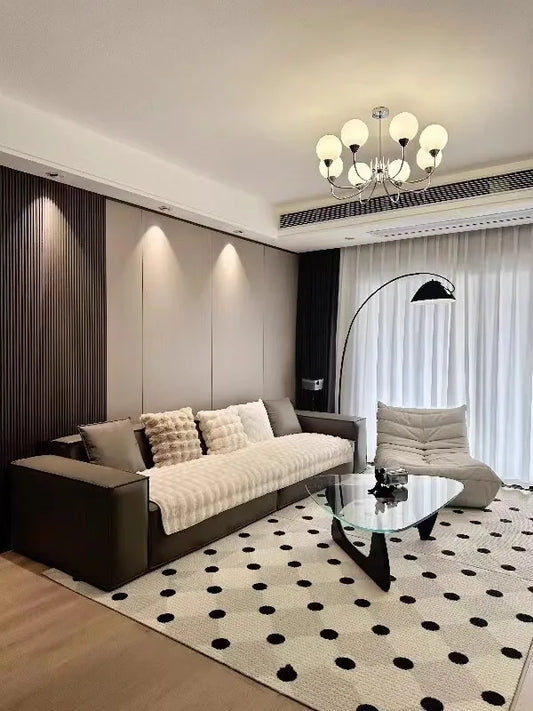 Housse de canapé en peluche épaisse style nordique , posée sur un canapé moderne dans un salon cosy. Décoration intérieure