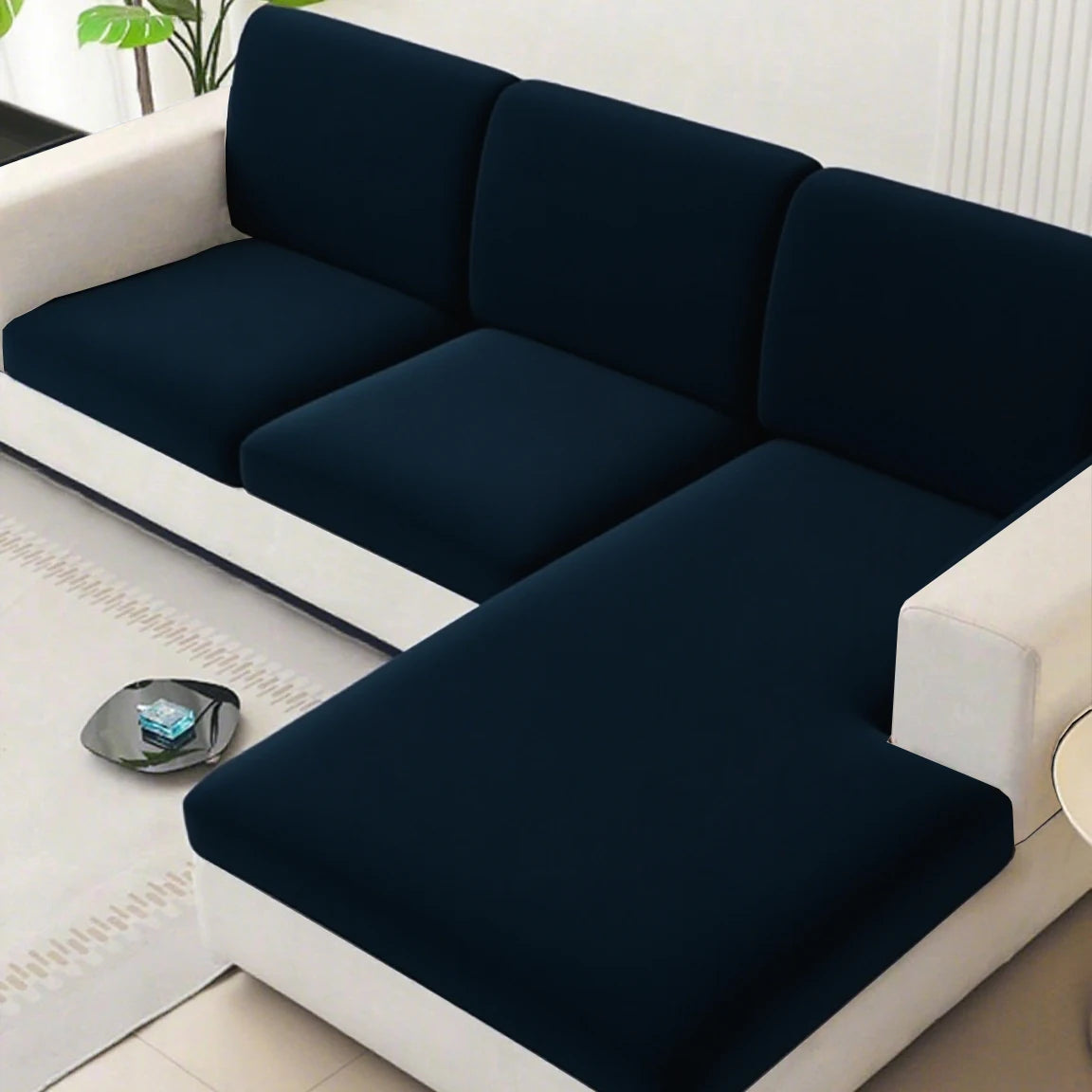 Housse de canapé en soie de lait extensible, douce et élégante, posée sur un canapé moderne dans un salon lumineux et raffiné. Décoration intérieure