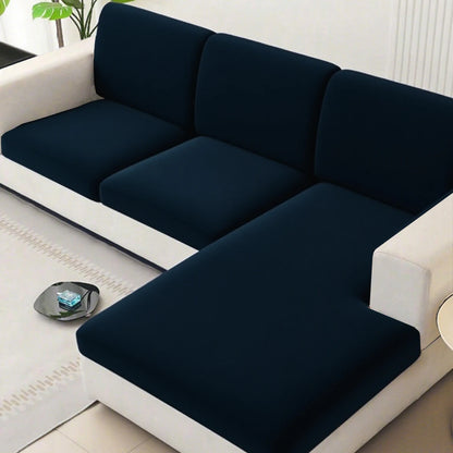 Housse de canapé en soie de lait extensible, douce et élégante, posée sur un canapé moderne dans un salon lumineux et raffiné. Décoration intérieure