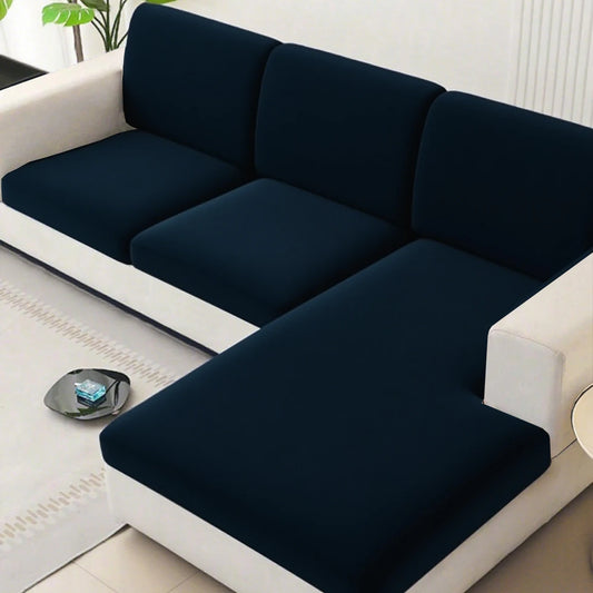 Housse de canapé en soie de lait extensible, douce et élégante, posée sur un canapé moderne dans un salon lumineux et raffiné. Décoration intérieure