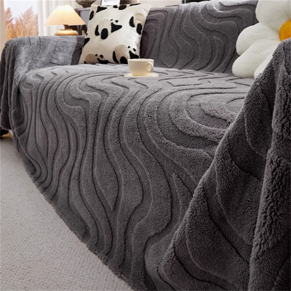 Housse de canapé en velours de coton crème avec coussin de gril, posée dans un salon chaleureux – style automne/hiver, douce et élégante. Décoration intérieure