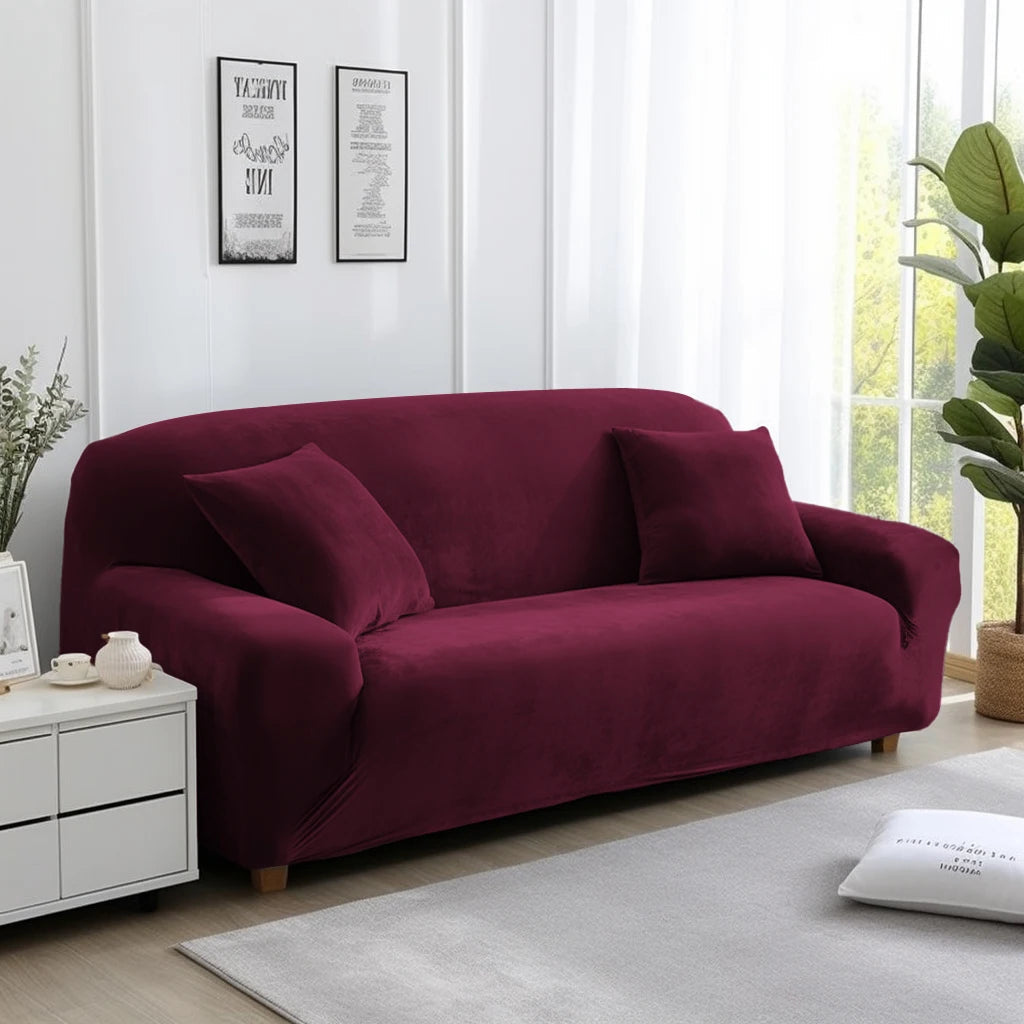 Housse de canapé en velours épais extensible , installée sur canapé dans salon moderne et cosy. Décoration intérieure