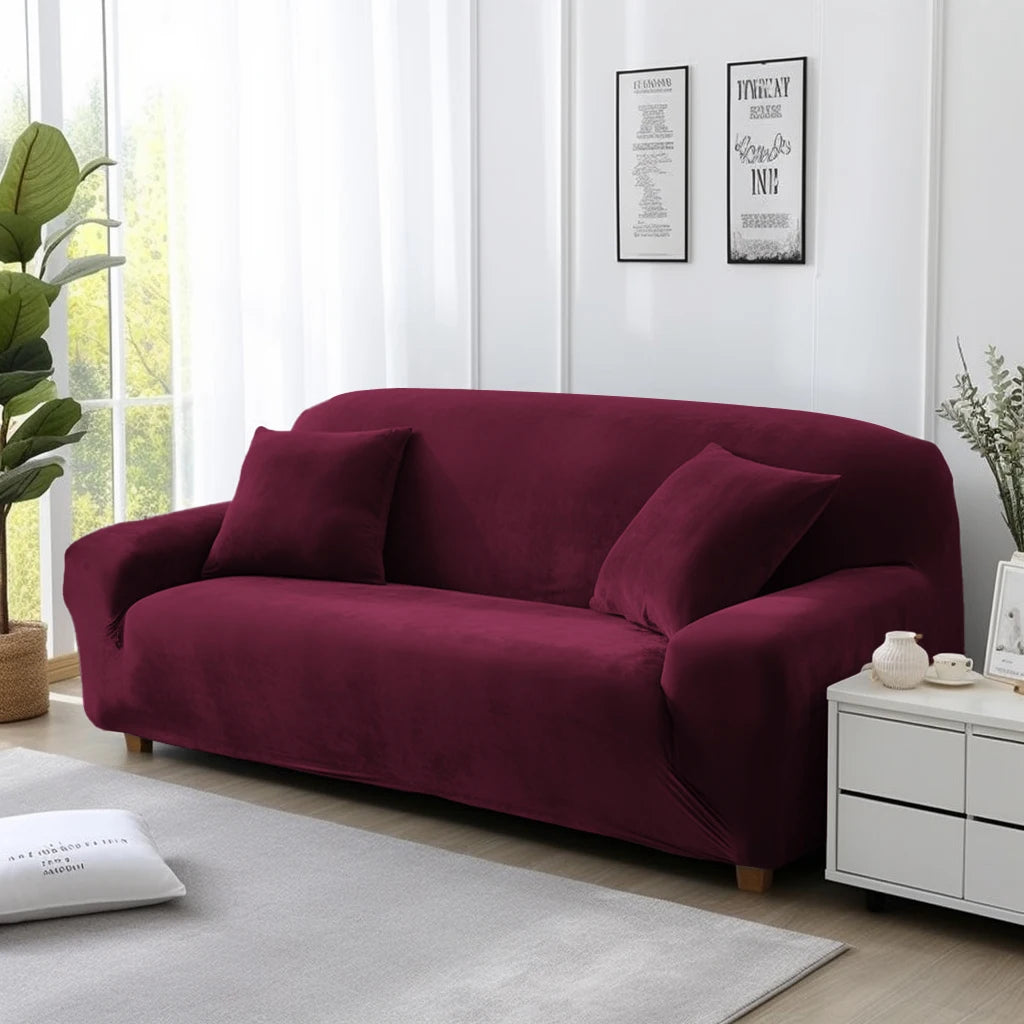 Housse de canapé en velours épais extensible , installée sur canapé dans salon moderne et cosy. Décoration intérieure