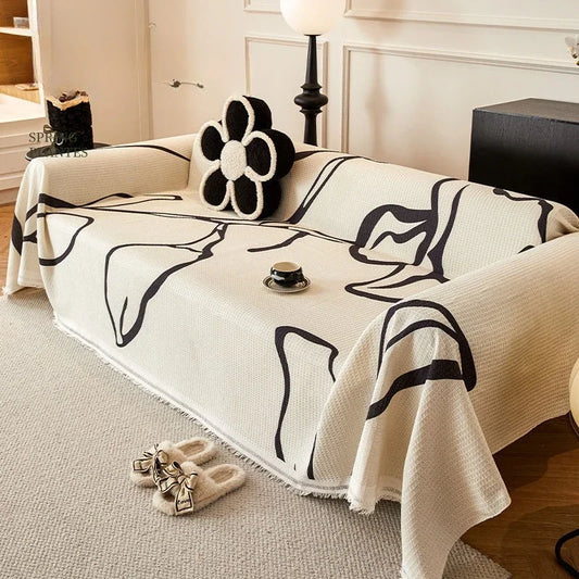 Housse de canapé française haut de gamme en tissu léger, installée sur canapé moderne dans salon lumineux et élégant. Décoration intérieure