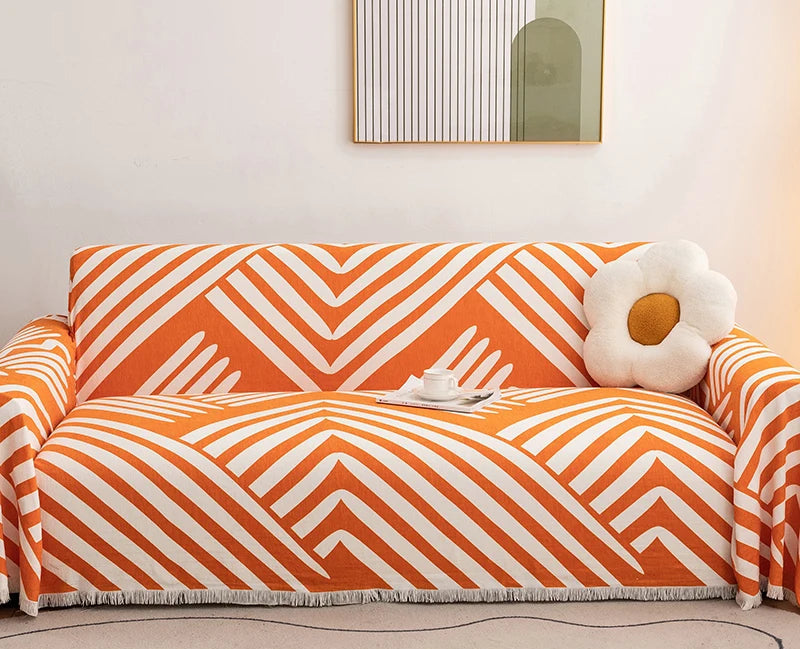Housse de canapé imprimée en tissu chenille , posée sur un canapé 3 places dans un salon moderne. Décoration intérieure