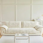Housse de canapé épaisse à rayures ondulées, couleur unie, posée sur un canapé moderne dans un salon lumineux – effet peluche et finition antidérapante. Décoration intérieure