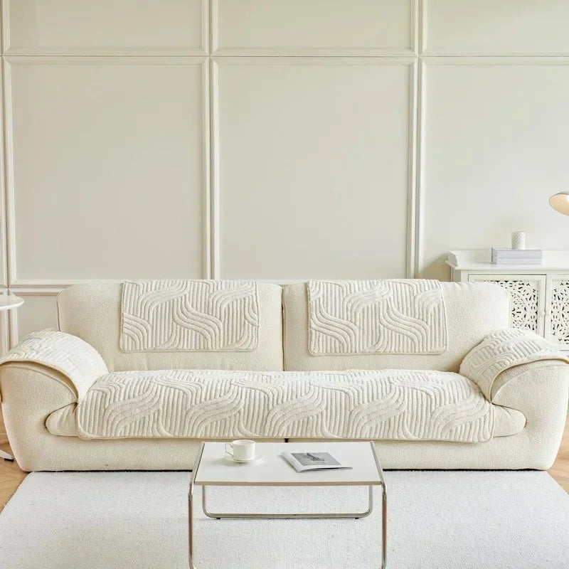 Housse de canapé épaisse à rayures ondulées, couleur unie, posée sur un canapé moderne dans un salon lumineux – effet peluche et finition antidérapante. Décoration intérieure