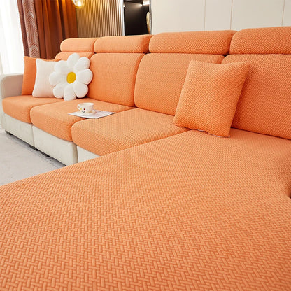 Housse de coussin Jacquard épaisse couleur unie sur canapé en L dans un salon moderne et lumineux. Décoration intérieure