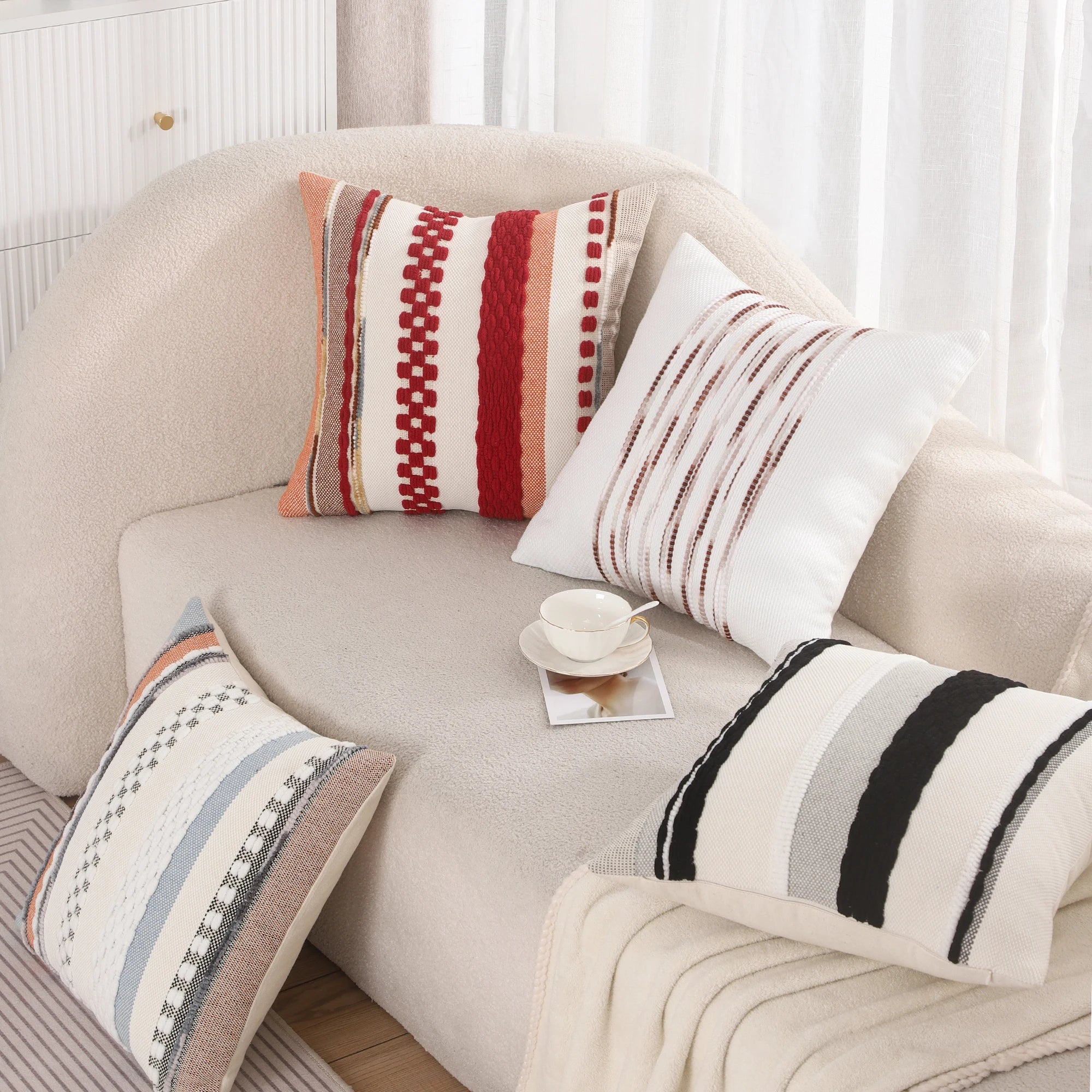 Housse de coussin bohème 45×45 cm en chenille rayée, texture douce et décorative pour canapé ou salon - Décoration intérieure.