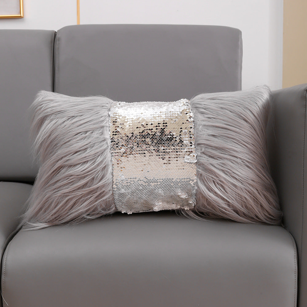 Housse de coussin en fourrure avec paillettes dorées et argentées posée sur un canapé moderne, déco intérieure chic et festive - Décoration intérieure