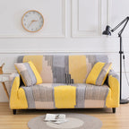 Housse extensible sur canapé 3 places dans salon lumineux avec coussins assortis. Décoration intérieure