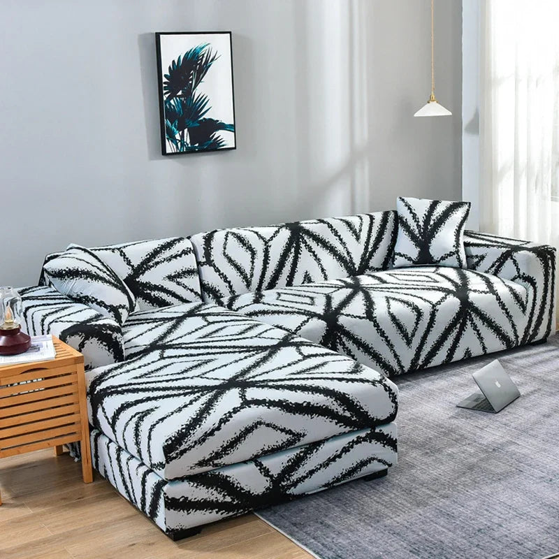 Housse extensible sur canapé d’angle 3 places dans salon moderne. Décoration intérieure