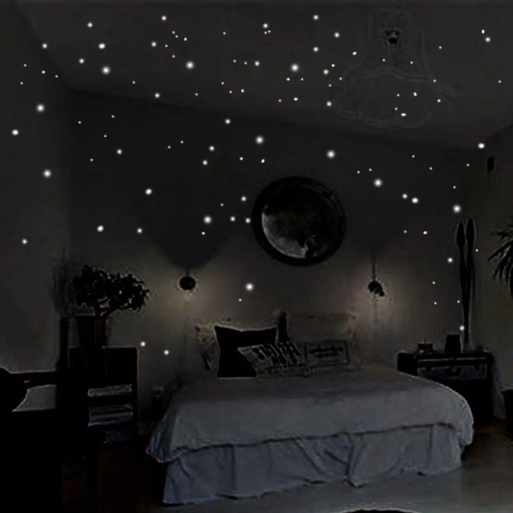 Lot de 407 autocollants muraux phosphorescents ronds et étoiles posé dans une chambre d’enfant, décoration lumineuse et céleste - Décoration intérieure