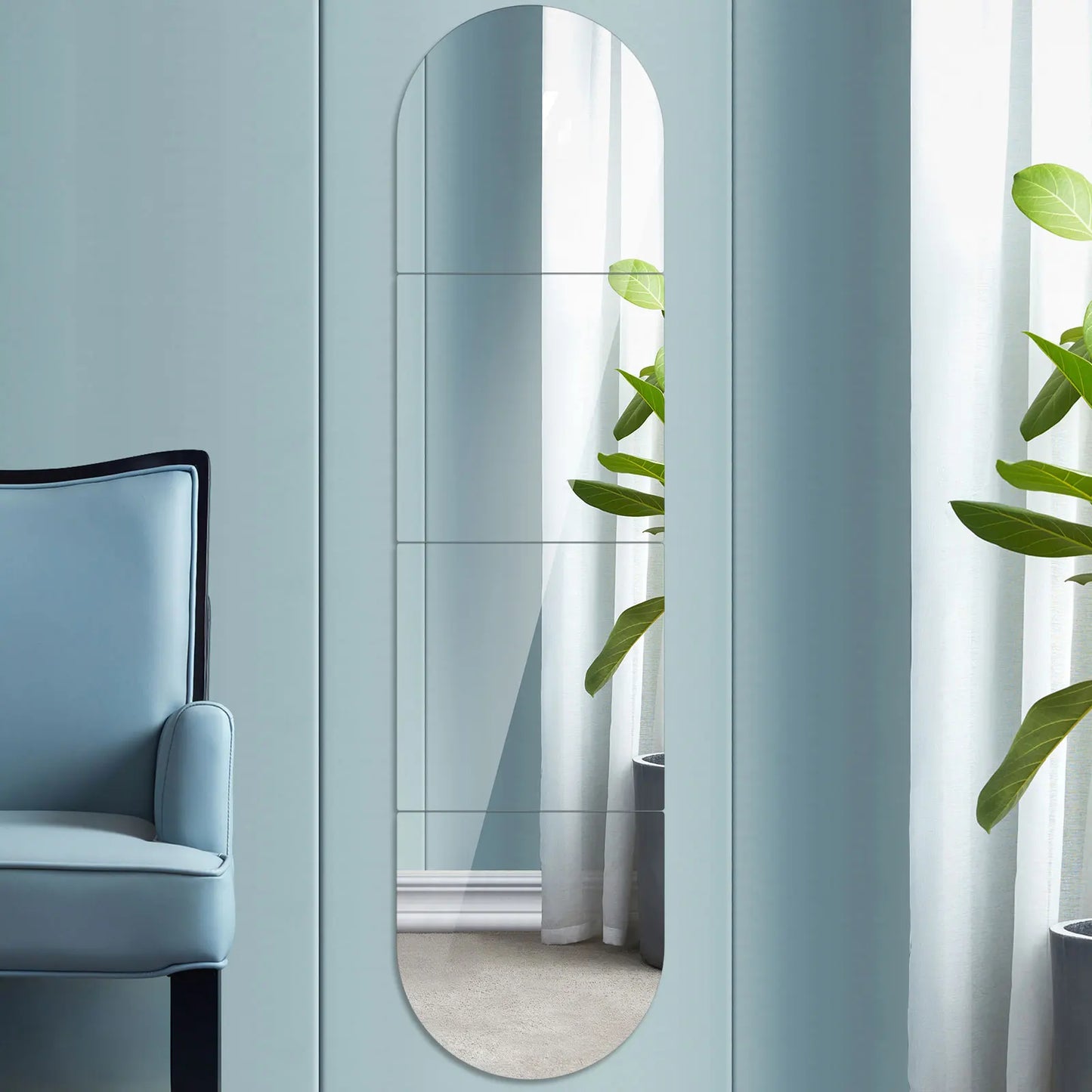 Lot de 4 miroirs muraux autocollants en acrylique 3D, installés sur un mur de salon, réfléchissant lumière et espace pour une ambiance moderne et épurée - Décoration intérieure