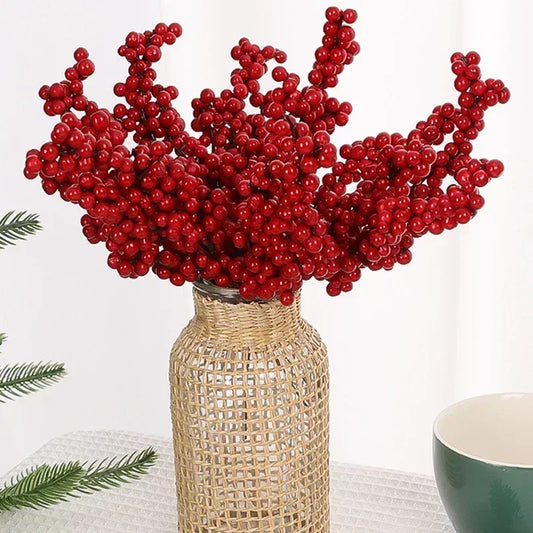 Lot de 50 branches de houx artificiels avec feuilles vertes et baies rouges, décoration de Noël festive et durable