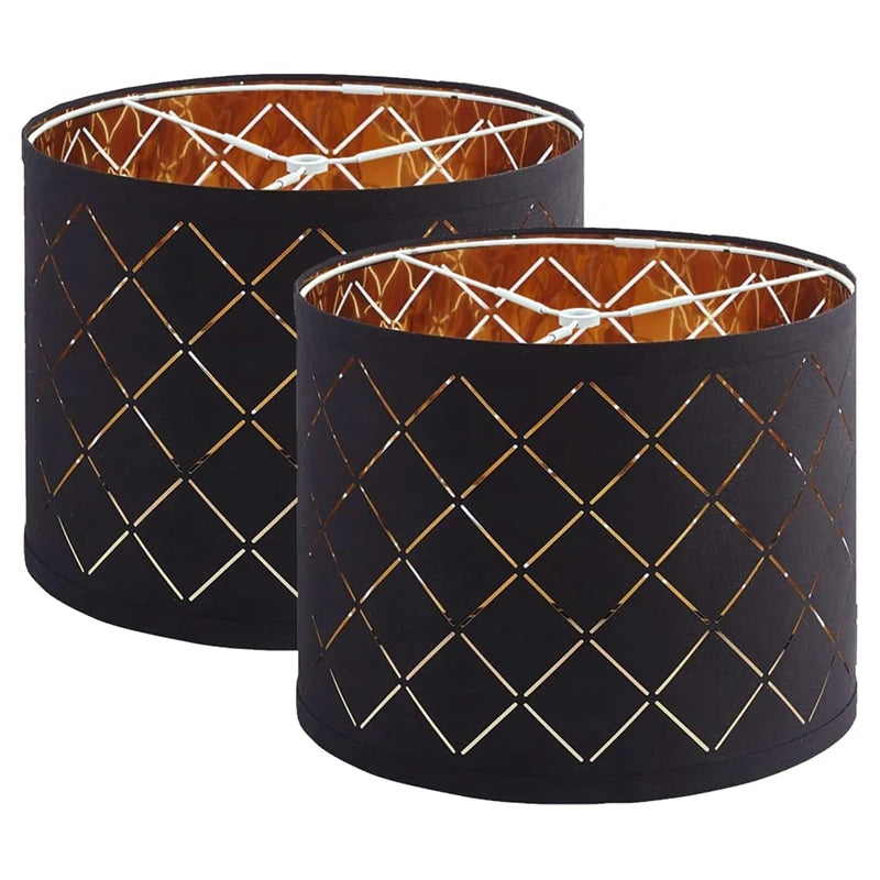 Lot de deux abat-jours tambour classiques posés sur des lampes de table dans un salon élégant - Décoration intérieure
