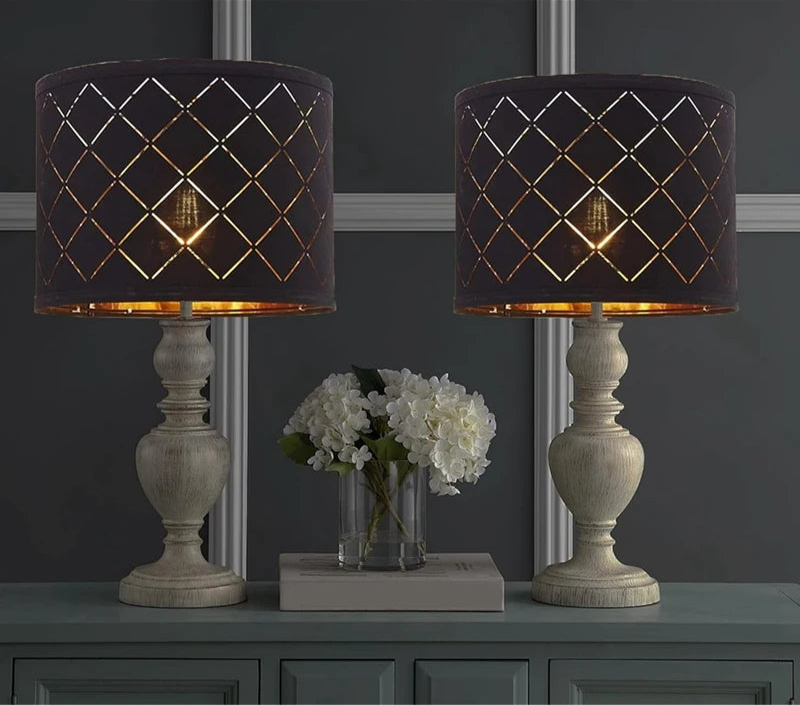 Lot de deux abat-jours tambour classiques posés sur des lampes de table sur un buffet - Décoration intérieure