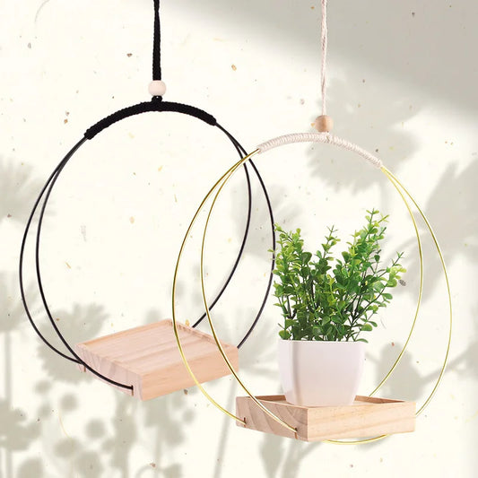 Lot de deux jardinières suspendues en bois et macramé tissées main, décorant un espace intérieur lumineux avec plantes d’intérieur et ambiance bohème - Décoration intérieure