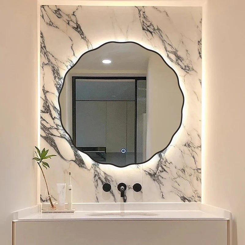 Miroir doré circulaire ondulé accroché sur mur blanc, déco moderne style coréen dans salon lumineux - Décoration intérieure