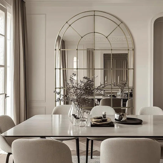 Miroir doré nordique posé au sol dans salon moderne avec décoration minimaliste - Décoration intérieure