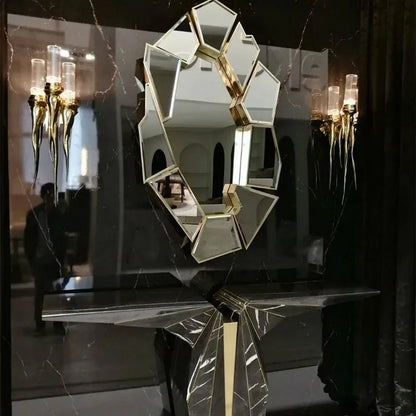 Miroir mural abstrait au cadre irrégulier accroché dans un couloir lumineux au style nordique rétro, apportant une touche artistique au mur - Décoration intérieure