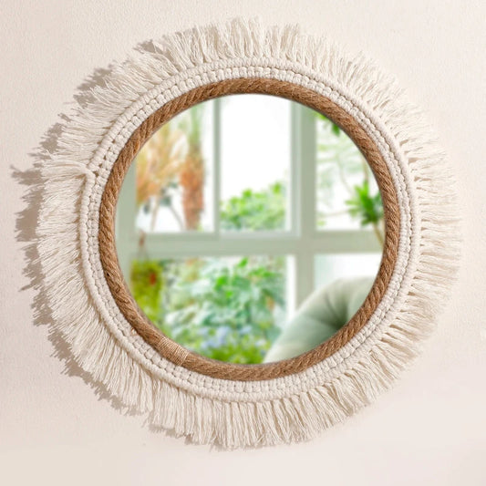 Miroir mural bohème rond avec encadrement tissé à la main, accroché dans un intérieur lumineux et naturel - Décoration intérieure