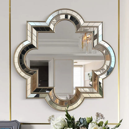 Miroir mural décoratif de style européen, cadre doré sculpté, posé au-dessus d’une cheminée dans un salon élégant - Décoration intérieure