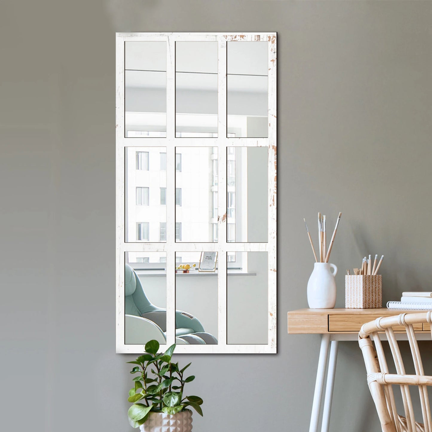 Miroir mural décoratif imitation fenêtre installé dans un salon lumineux, ajoutant profondeur et style rustique à l’espace - Décoration intérieure