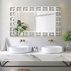 Miroir mural décoratif rectangulaire Wisfor Art 48×28", au style grec vénitien argenté, fixé sur le mur d’un salon chic et lumineux - Décoration intérieure