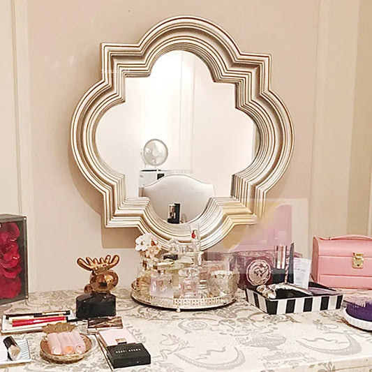 Miroir mural design français irrégulier accroché dans une salle de bain moderne, reflet artistique et féminin dans une ambiance douce et élégante - Décoration intérieure