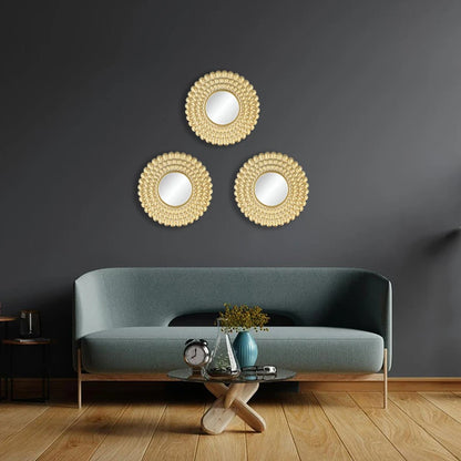 Miroir mural doré en forme de soleil, suspendu dans un salon nordique aux tons doux et naturels - Décoration intérieure