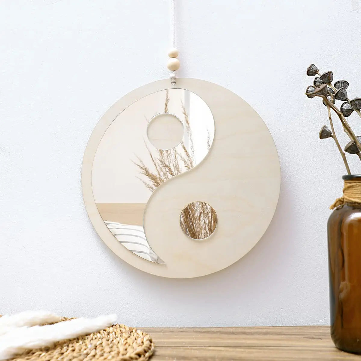 Miroir mural en bois style boho avec motif Tai Chi Yin Yang, accroché sur un mur dans une déco Feng Shui chaleureuse et apaisante - Décoration intérieure