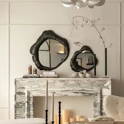 Miroir mural ondulé suspendu au style nordique dans un salon moderne et féerique -Décoration intérieure