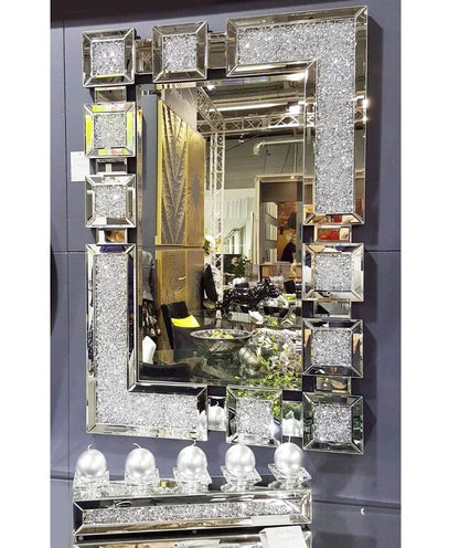 Miroir mural rectangulaire décoré de diamant concassé, accroché dans un salon moderne, reflétant élégance et lumière pour une ambiance luxueuse - Décoration intérieure