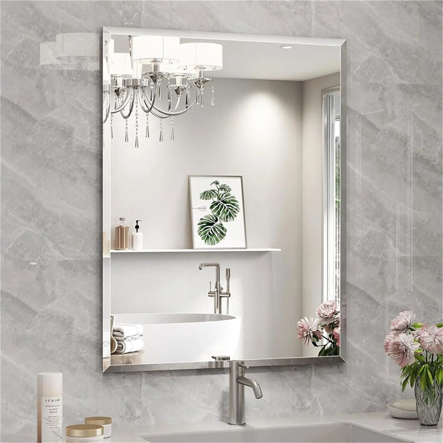 Miroir mural rectangulaire sans cadre avec bordure biseautée argentée accroché dans un intérieur moderne et lumineux - Décoration intérieure