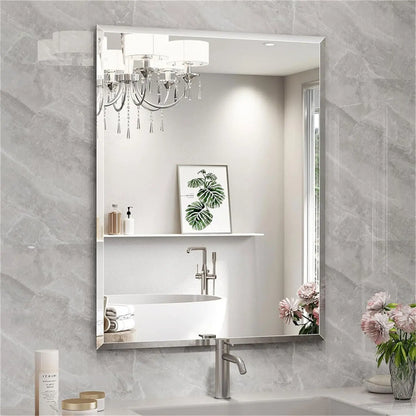 Miroir mural rectangulaire sans cadre avec bordure biseautée argentée accroché dans un intérieur moderne et lumineux - Décoration intérieure