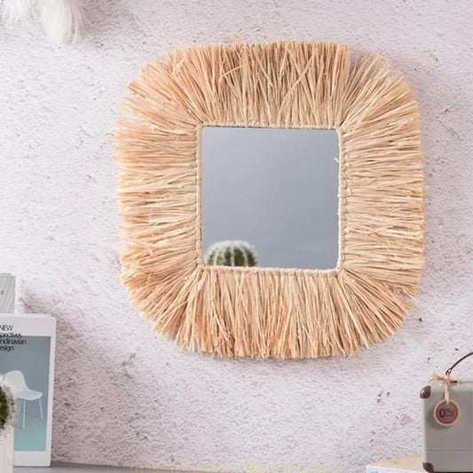 Miroir mural suspendu avec encadrement en raphia naturel dans un intérieur cosy - Décoration intérieure