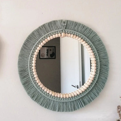 Miroir mural suspendu nordique tissé à la main, accroché au-dessus d’un canapé dans un salon lumineux au style scandinave - Décoration intérieure
