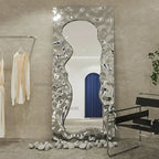 Miroir pleine longueur argenté nordique avec cadre ondulé, posé au sol dans un intérieur moderne - Décoration intérieure