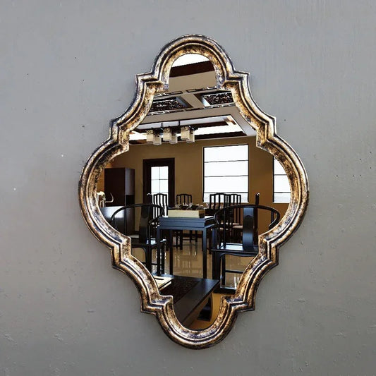 Miroir rétro doré lumineux posé sur une coiffeuse élégante, reflétant une lumière douce et chaleureuse, parfait pour le maquillage et la décoration - Décoration intérieure