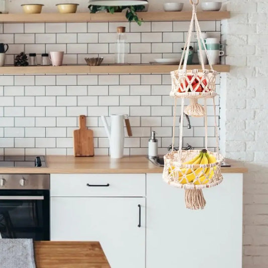 Panier à fruits suspendu en corde de macramé fait main, accroché au mur dans une cuisine au style bohème, contenant des pommes et des citrons - Décoration intérieure