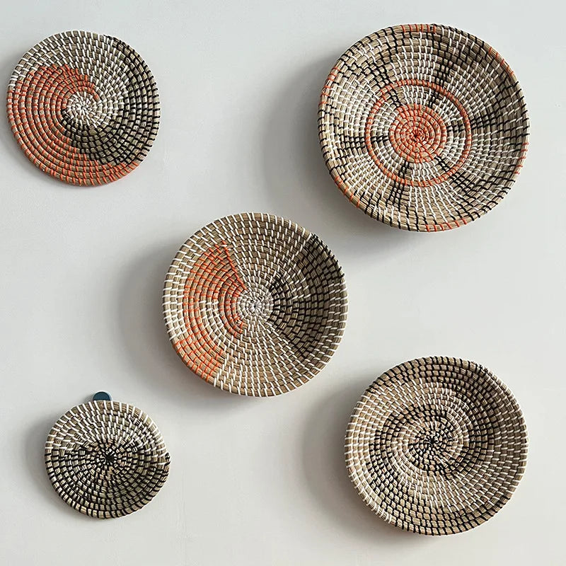 Panier mural en paille colorée tissé à la main style nordique. Décoration intérieure