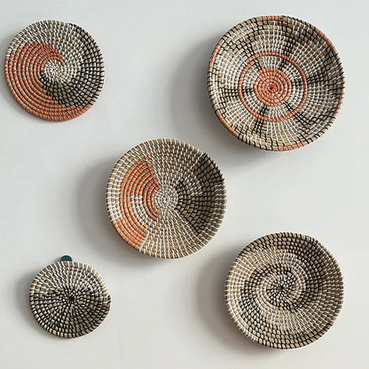 Panier mural en paille colorée tissé à la main style nordique. Décoration intérieure